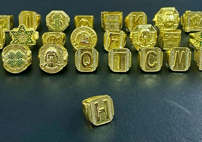 Anéis letras moeda antiga 
