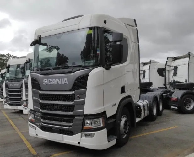 Scania R560 ano 2025, 6x4, média de apenas 2.000 Km, em SP