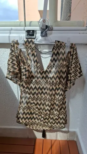 Blusa/Bata AVE RARA - Estampa Chevron e Recorte nos Ombros