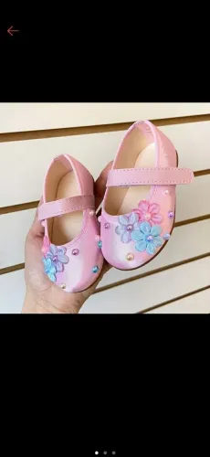Sapatilha Infantil Rosa com Flores e Detalhes