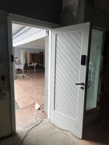 Porta casa em pvc com fechadura eletronica