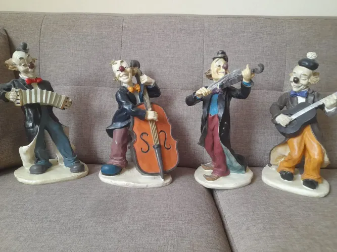 Conjunto de Esculturas de Palhaços Músicos