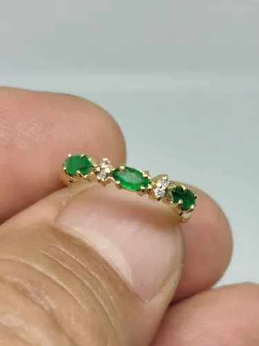 Meia aliança Ouro 18k e esmeraldas