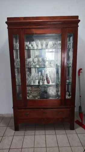 Móvel Cristaleira antiga com mais de 100 anos