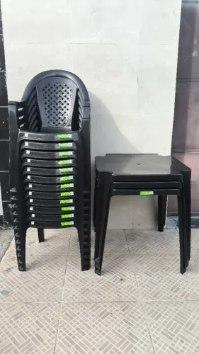 Conjunto de cadeiras e mesa para comércio