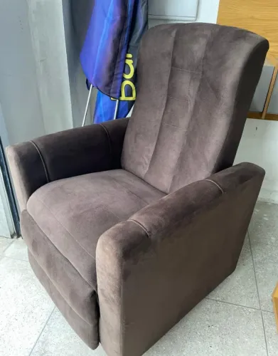 "Bem-estar em Cada Detalhe: Poltrona Reclinável com Design Sofisticado e Tecido Suede Avel