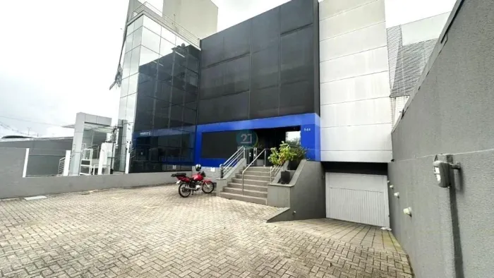 Alugo prédio comercial com 03 pavimentos, 07 salas, acessebilidade, elevador e 10 vagas de