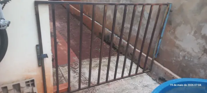 Vende grade de metalão. 