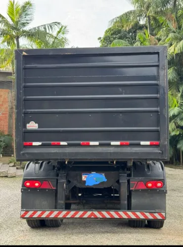 Caçamba com rodas a disco