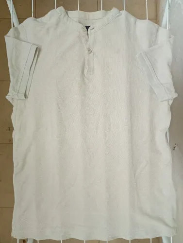 Camiseta (modelo Henley)
