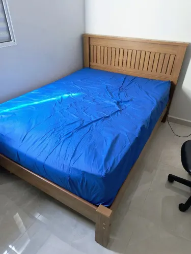 Cama casal de madeira