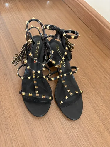 sandália cecconello preta com tachas 39