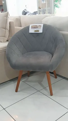 Poltrona na promoção pela metade do preço, pés em madeira