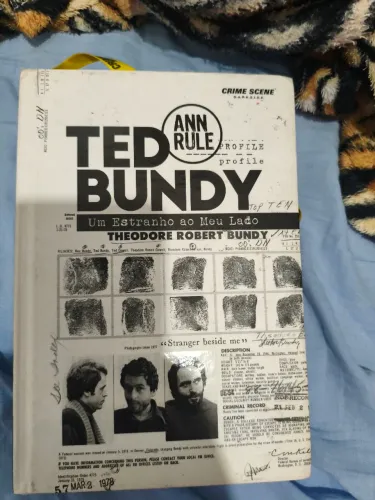 Livro de Ted Bundy um estranho ao meu lado