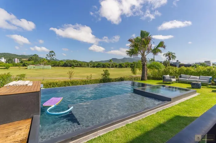 Casa para Locação no Reserva Camboriú Yacht & Golf Clube | 4 Suítes | 600m² Mobiliada