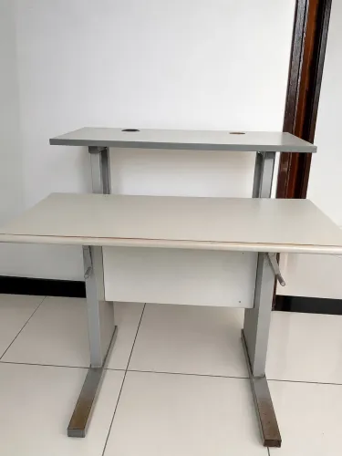 Mesa para Computador/Escritório com Prateleira - Usada