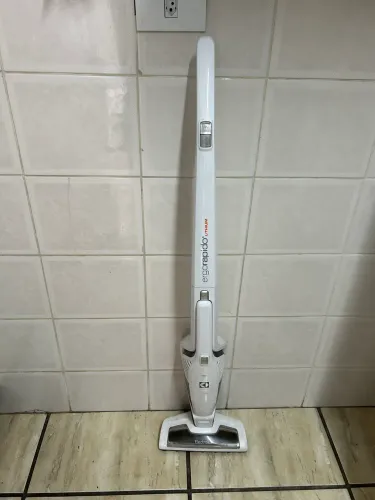 Aspirador de Pó 2 em 1 Electrolux ERG21 Ergorapido