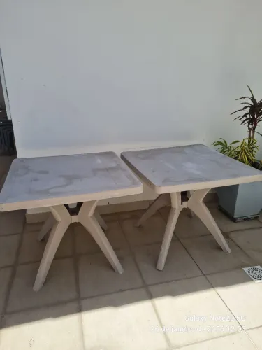 2 Mesas plásticas