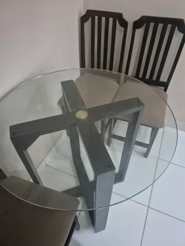 Mesa de jantar redonda de vidro e 4 cadeiras
