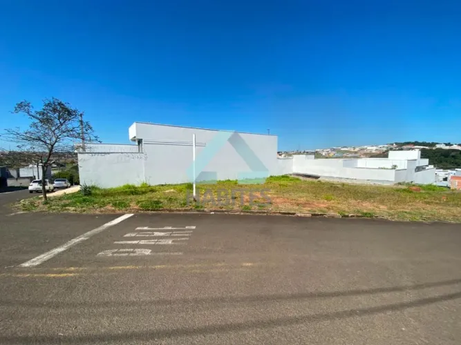 TERRENO DE ESQUINA NO RESIDENCIAL LIVIA 1 COM 316,51 M2 - ÓTIMA LOCALIZAÇÃO E TOPOGRAFIA.