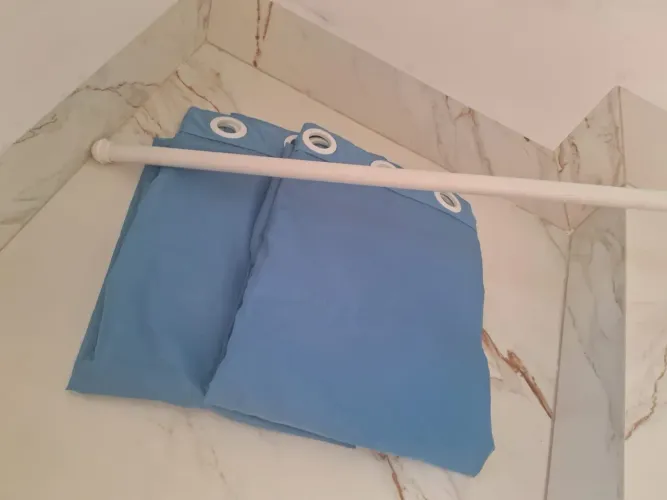 Cortina da Bella Janela azul blackout PVC Voil *acompanha varão*