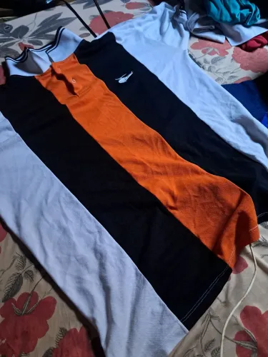 VENDO UMA CAMISA COM 2 DIAS USADA. CHEGA *