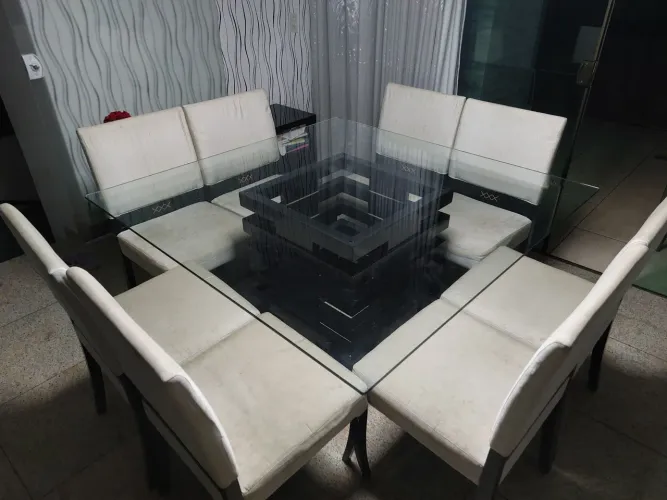 Mesa quadrada de vidro com 8 cadeiras