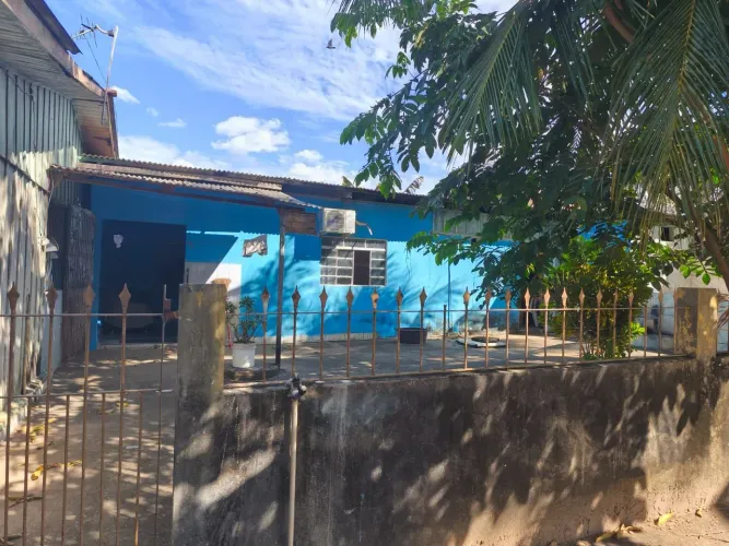 Casa de esquina com dua casa picina e área verde com plantas