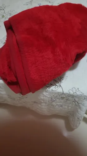 Vende-se cobertores em 3 cores diferentes marrom mesclado azul claro e vermelho.