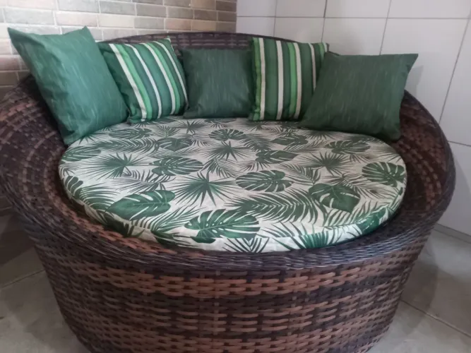 Chaise em Fibra Sintética Com Almofadas