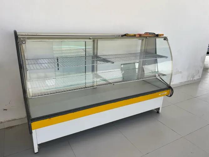 Vitrine de madeira