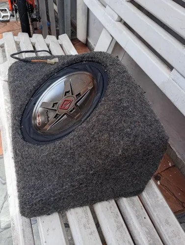 Caixa de som automotivo