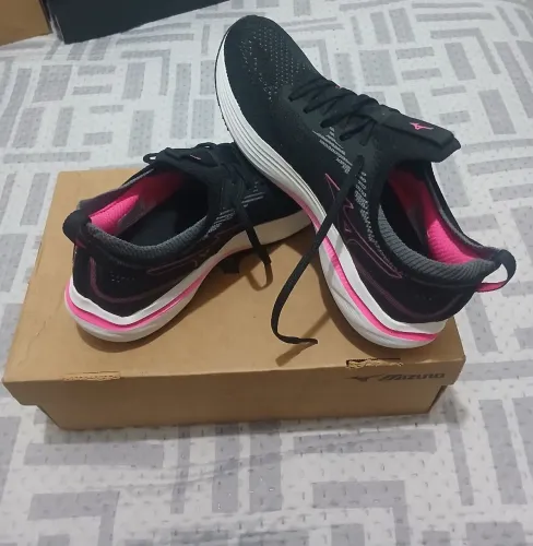 Tênis da marca mizuno unissex na numeração 37
