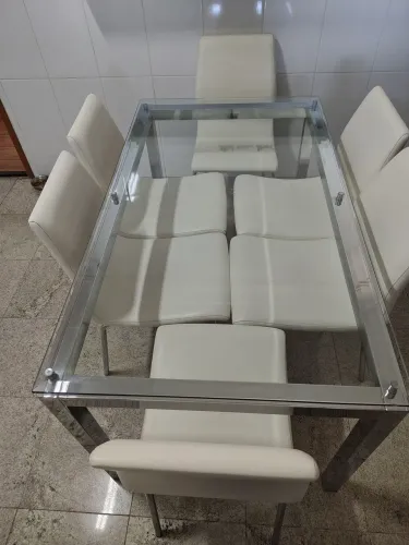 Mesa Retangular, tampo de vidro e base de inox. Medida 1,40 x 0,80 c/ 6 cadeiras