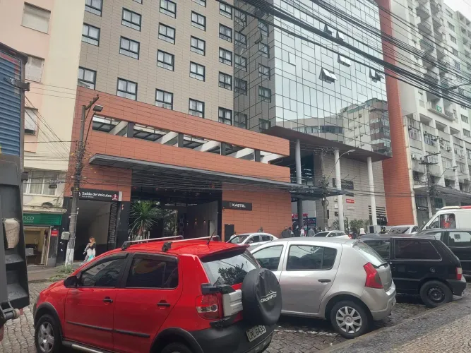 Apto Centro, frente, amplo, sol, reformadíssimo, próx ao Shopping Pátio Petrópolis - Petró