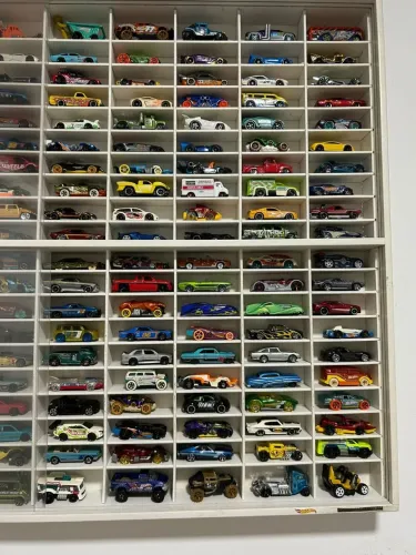 Vendo coleção de carrinhos Hot wheels aproximadamente 270 carrinhosno valor de 1.650
