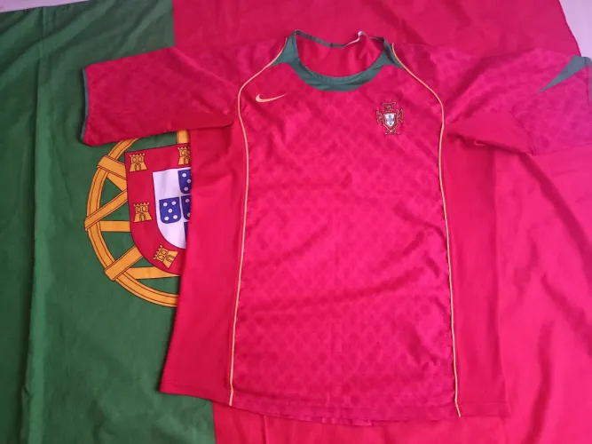 Camiseta Portugal e bandeira ano 2004