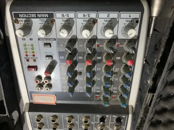 Mesa de Som Behringer Xenyx Q802USB - Excelente Estado 