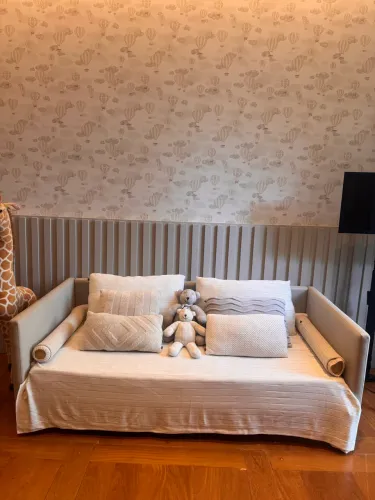 Cama auxiliar quarto de bebê! Com colchão de solteiro e capa em couro!