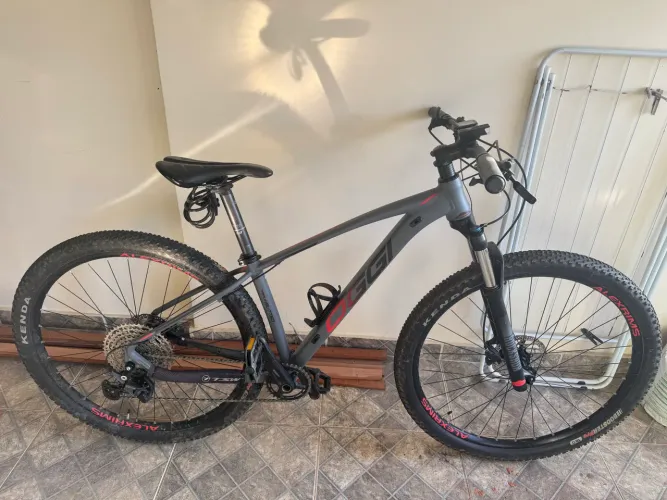 Bicicleta Oggi Big Wheel 7.2 - Deore 12v / Suspensão RockShox Judy / Aro 29
