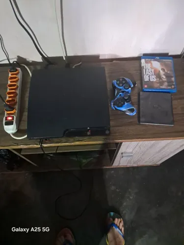 Ps3 slim desbloqueado com Hen preto 1 controle primeira linha dois jogos