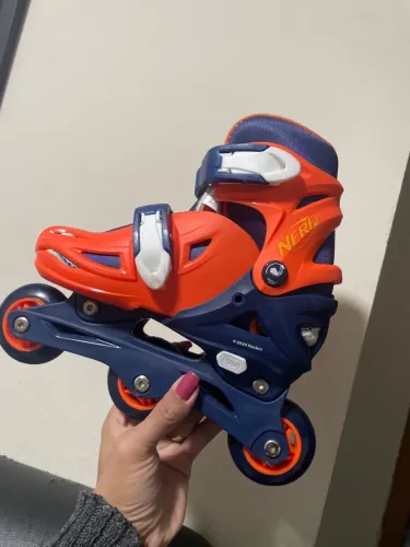 Patins Nerf com equipamentos de proteção