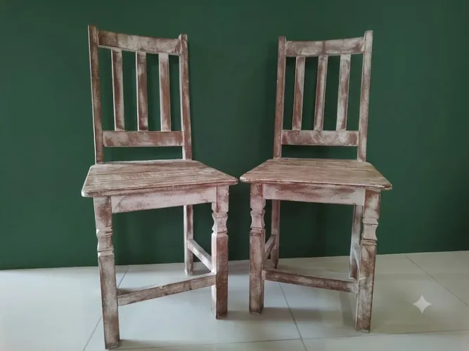 Cadeiras de madeira de demolição patinada