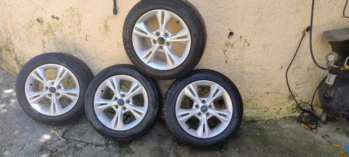 Jogo de rodas com pneus Ford Focus 2012