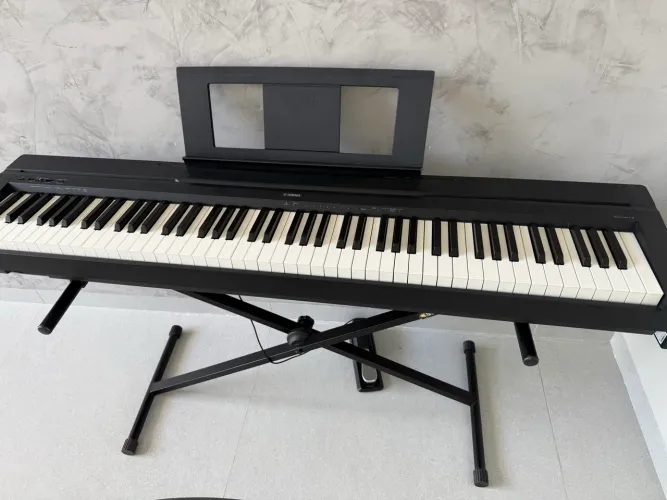Piano Yamaha P-45 com estante e pedal
