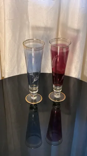 Par de Taças Vintage em Vidro Colorido com Detalhes dourados