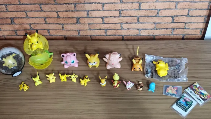 Coleção Pikachu e miniaturas pokémon