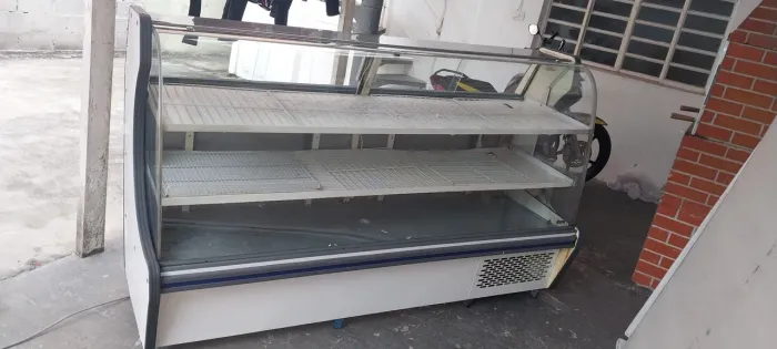 Vendo um expositor refrigerador gelopac funcionado perfeitamente limpinho 220 volts