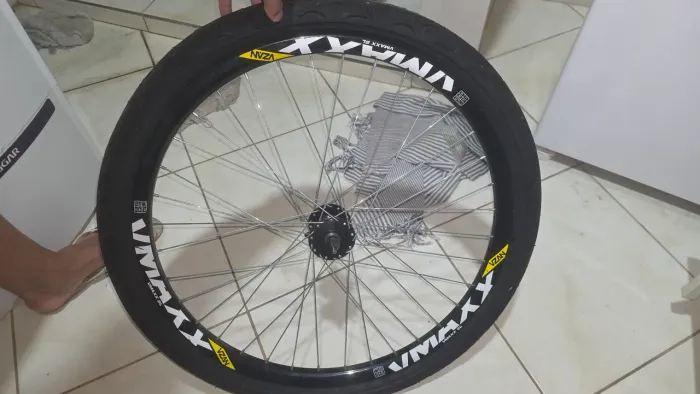 UM ARO VMAX 26 |CUBO SHIMANO BOOST | COM 2 KENDA FLAME NOVOS 