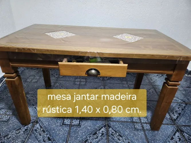 Mesa de madeira rústica 